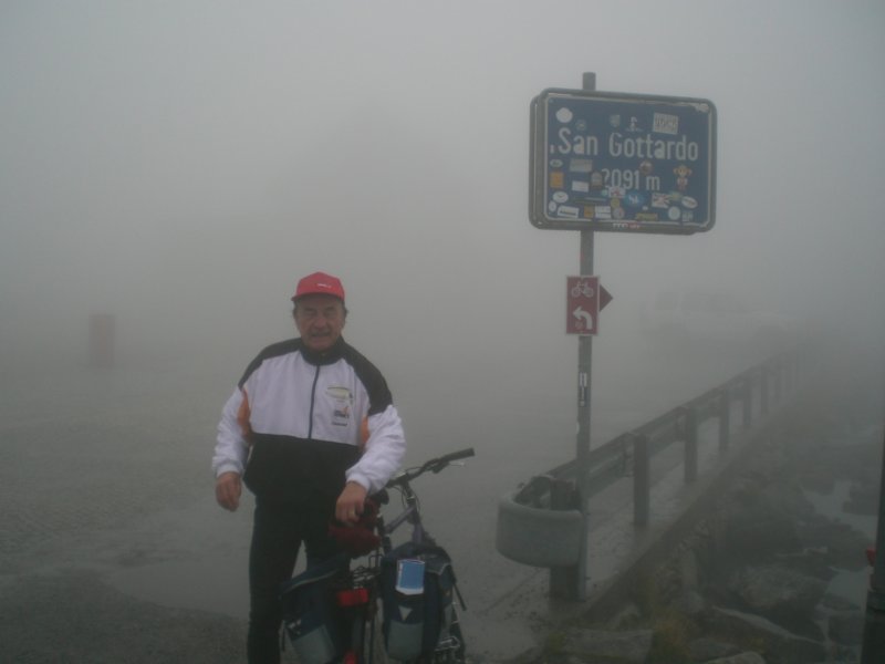 Im Nebel und Regen am Pass